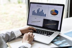 Personne analysant graphiques sur ordinateur