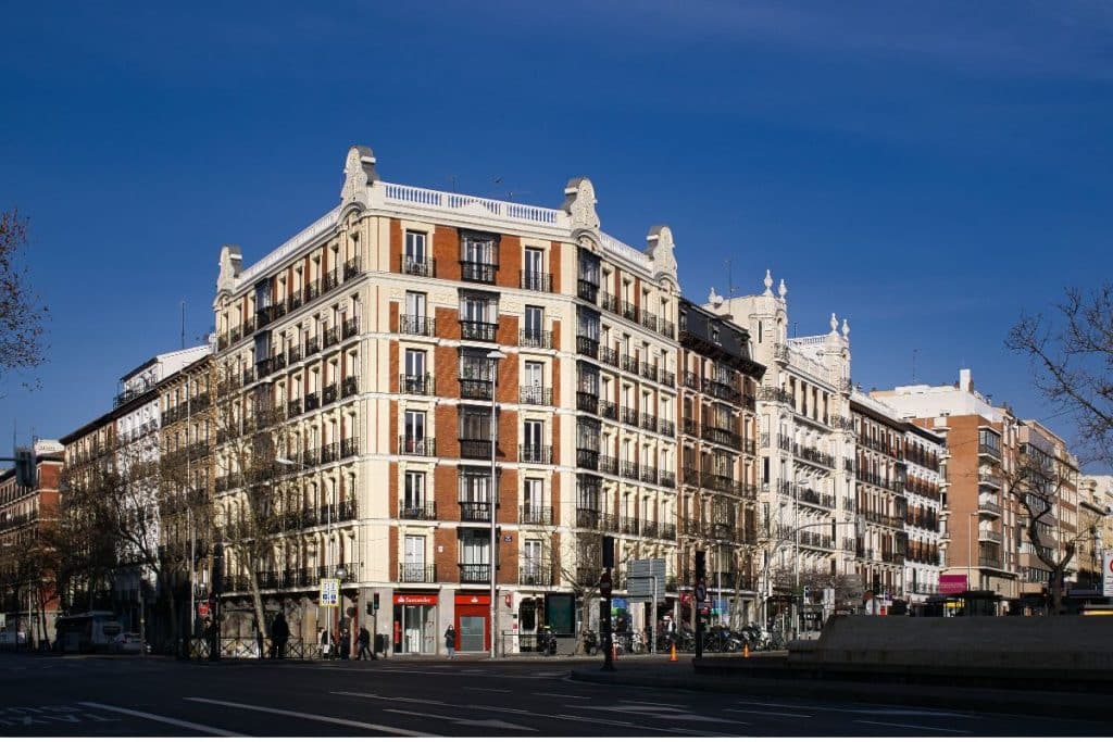 Façades d'immeubles haussmanniens à l'angle d'une rue