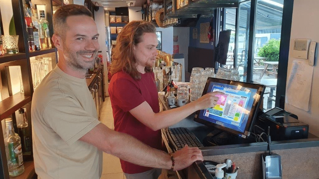 Deux hommes caisse paiement