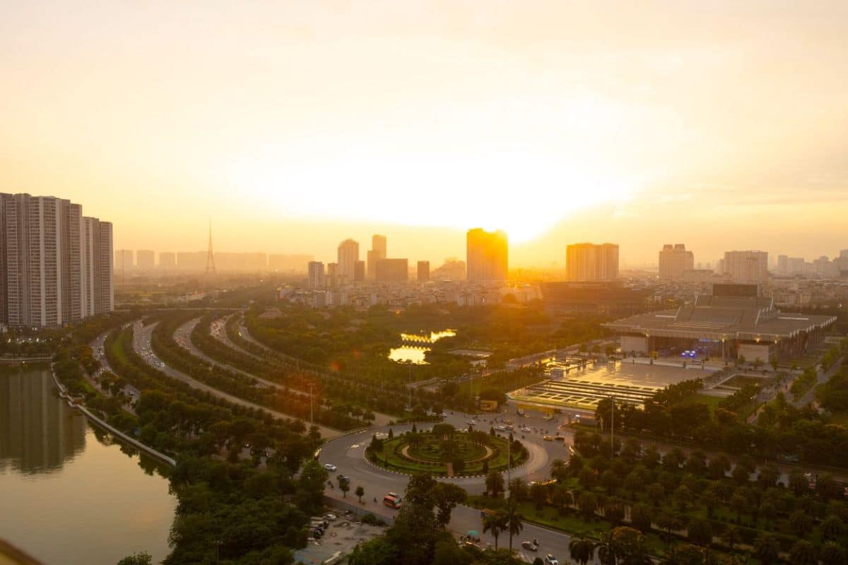 Vue aérienne d'une ville moderne au coucher du soleil