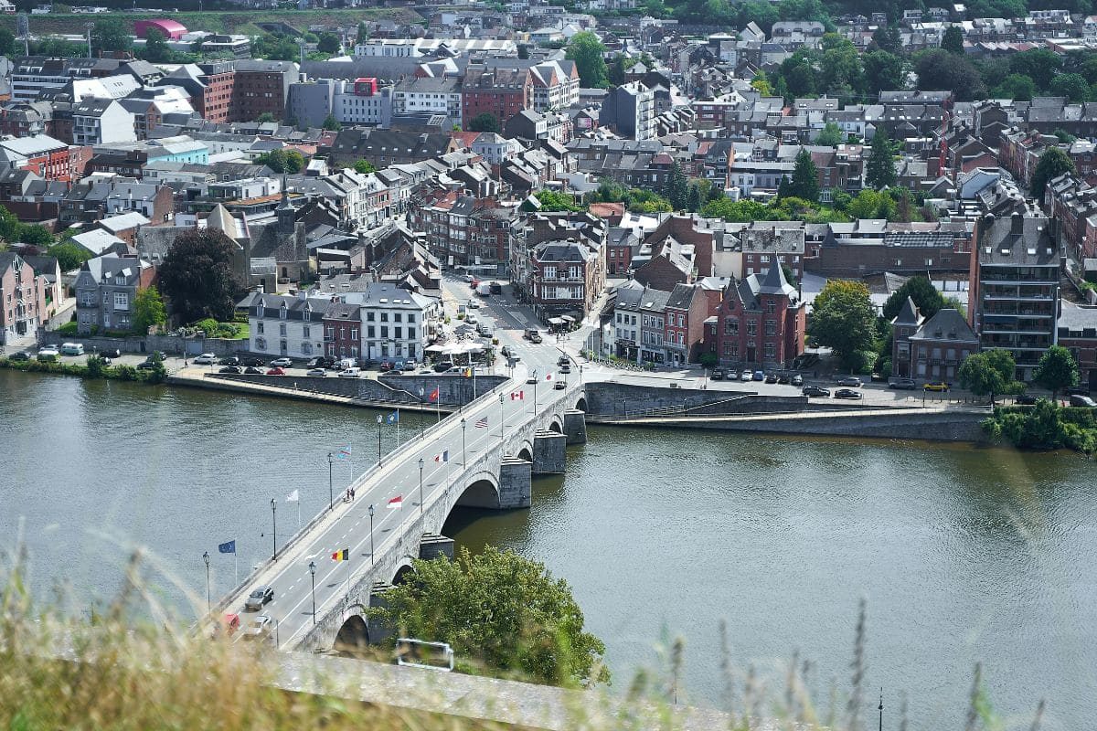 Vue aérienne d'une ville moyenne traversée par un pont sur fleuve