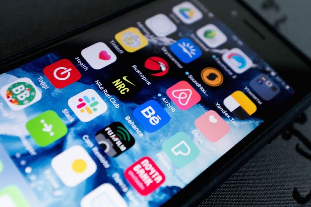 Écran d'iPhone affichant de nombreuses icônes d'applications