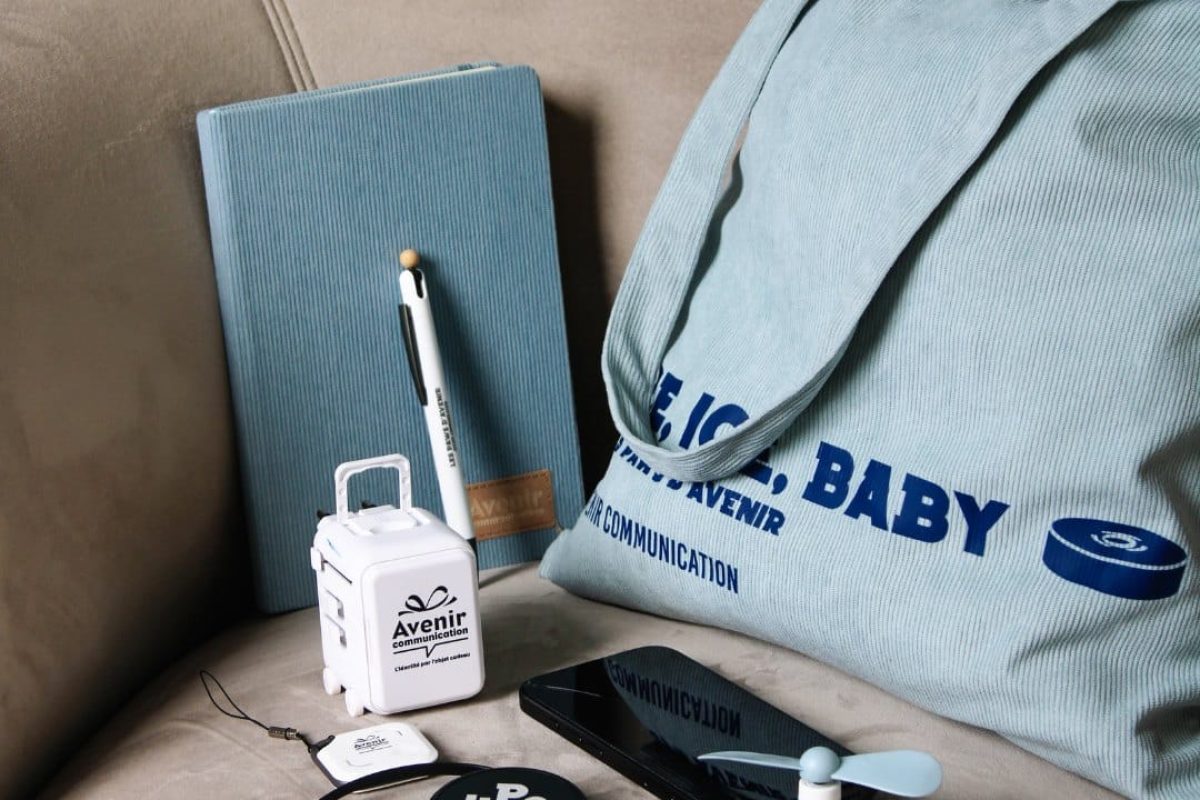 Sac, carnet bleu et petits accessoires